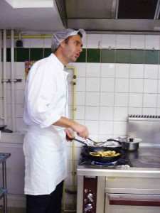 Lionel travaille avec une équipe de trois cuisiniers et deux personnes en salle.