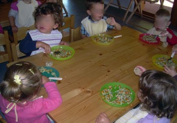 Grâce à l'intervention du Parc naturel régional du Vercors et le projet "Alimentation-santé-territoires", les repas sont devenus majoritairement bio, locaux, de saison, et faits maison à la rentrée. "C'est la fin des repas tupperware !", observe une maman