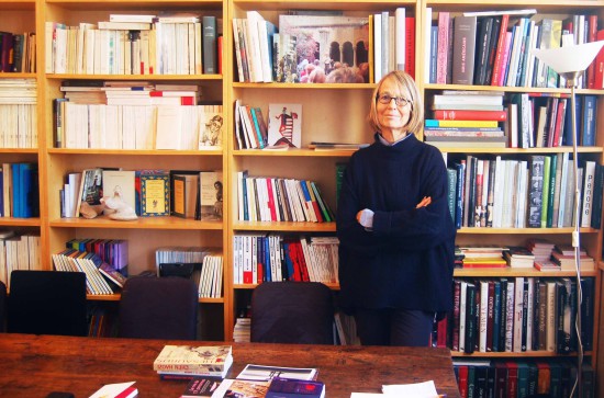 Françoise Nyssen, directrice des éditions Ates Sud, dans son bureau-bibliothèque d'Arles.